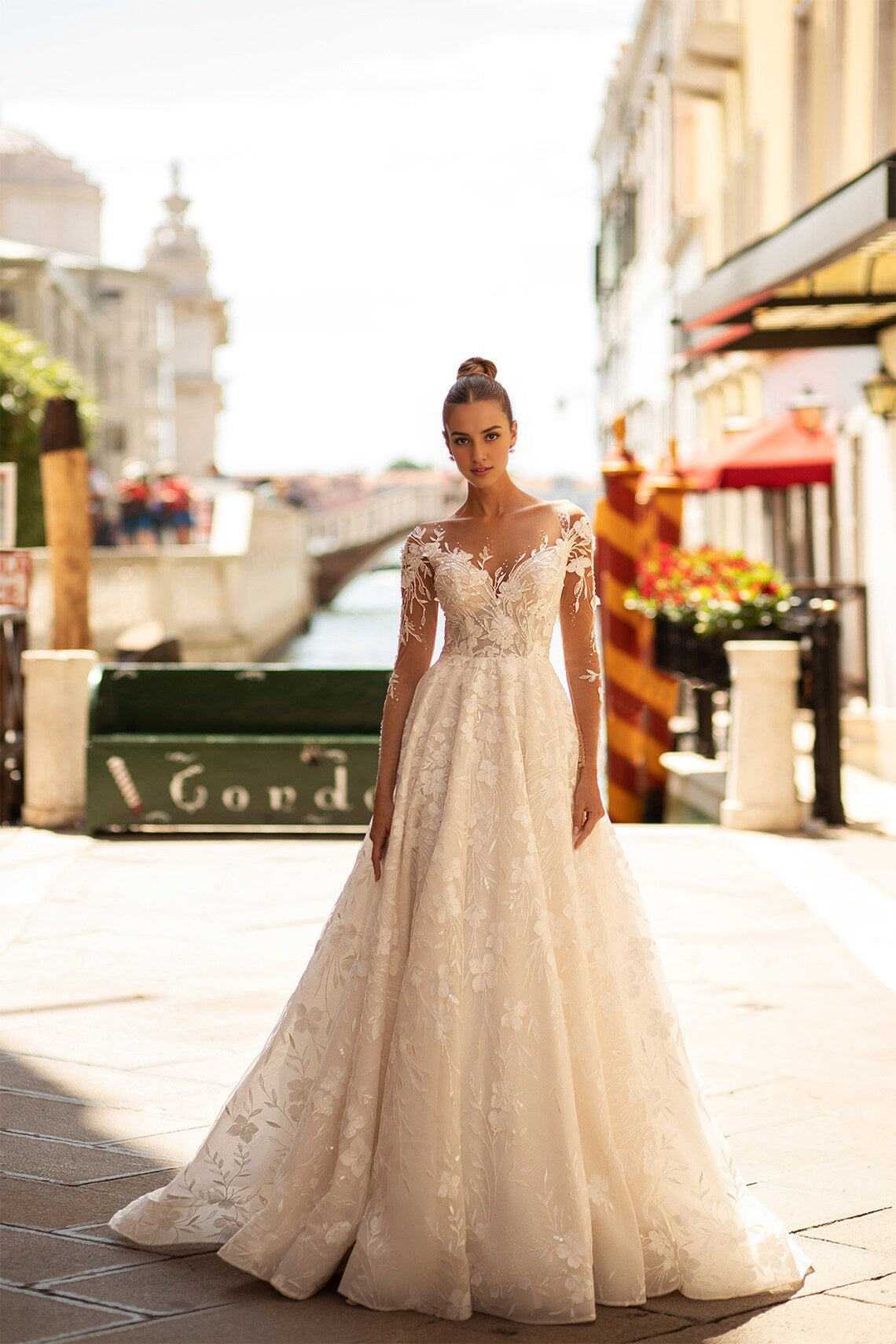 Abito da sposa in pizzo con motivo floreale e illusione a trapezio, maniche lunghe, scollatura a cuore